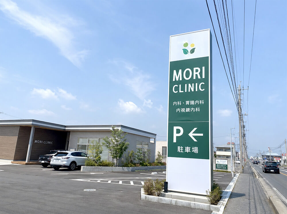 道路側へ突き出して設置された突き出し看板