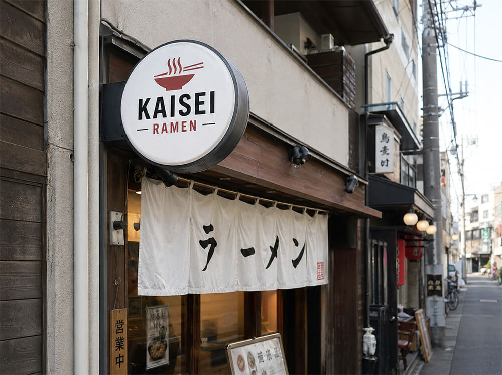 道路側へ突き出して設置された突き出し看板