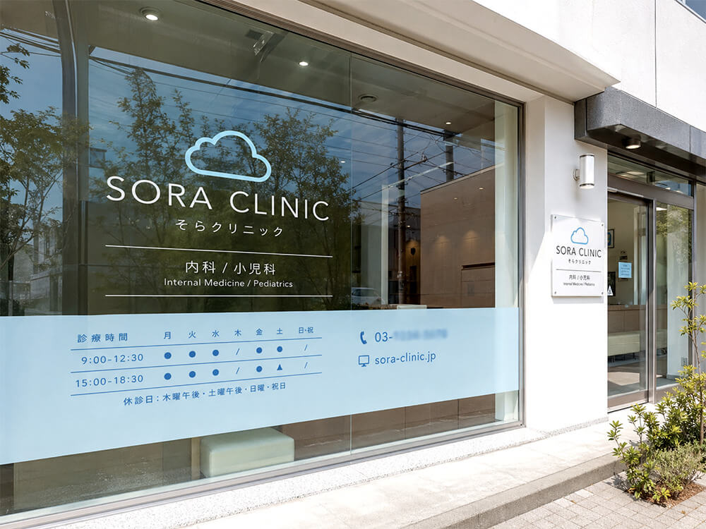 店舗ガラス面に施工されたウィンドウサイン