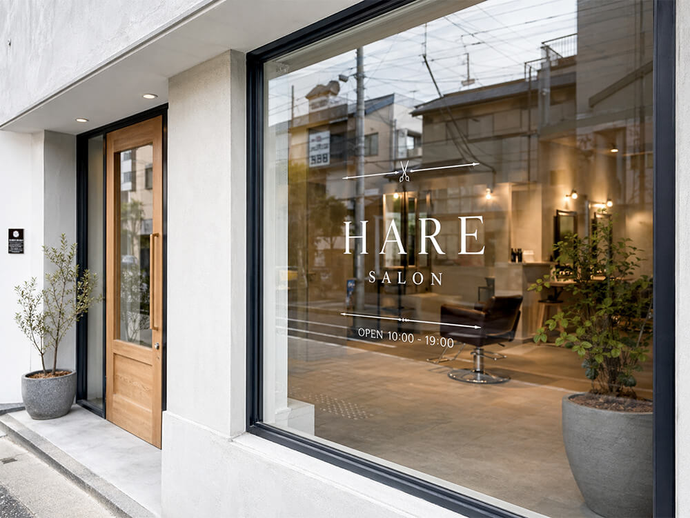 店舗ガラス面に施工されたウィンドウサイン