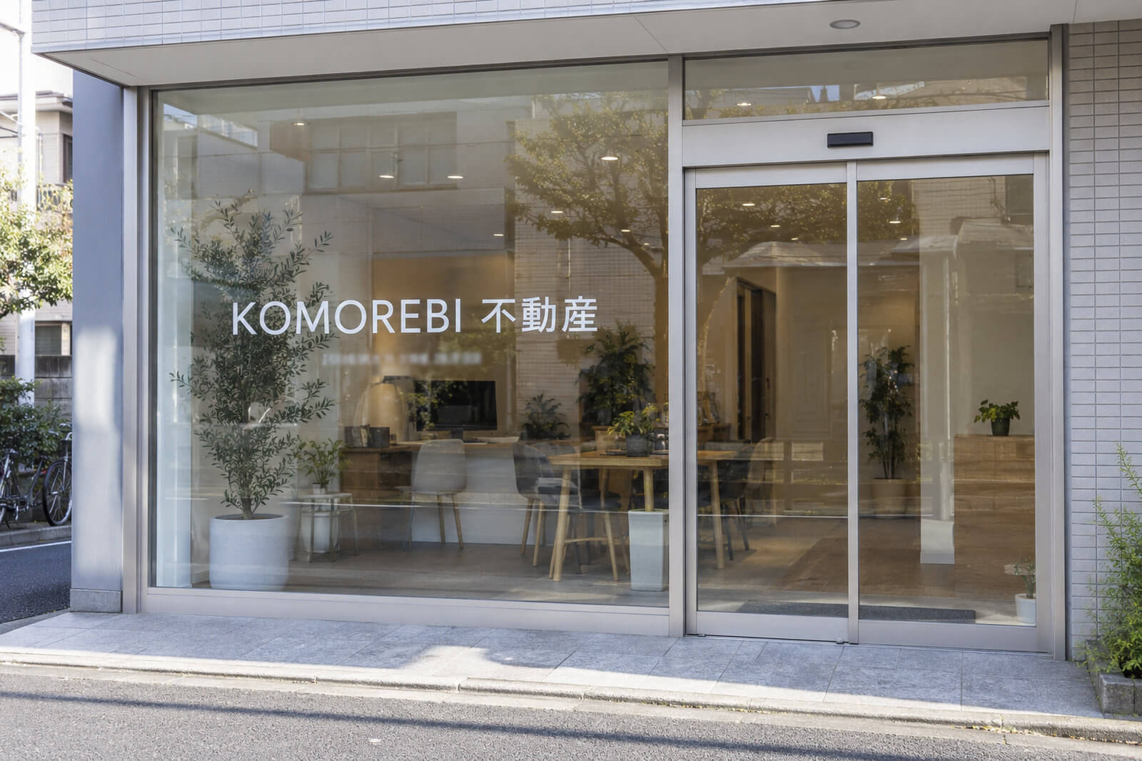 1階オフィスのガラス面に貼った社名のカッティングシートとウィンドウサイン