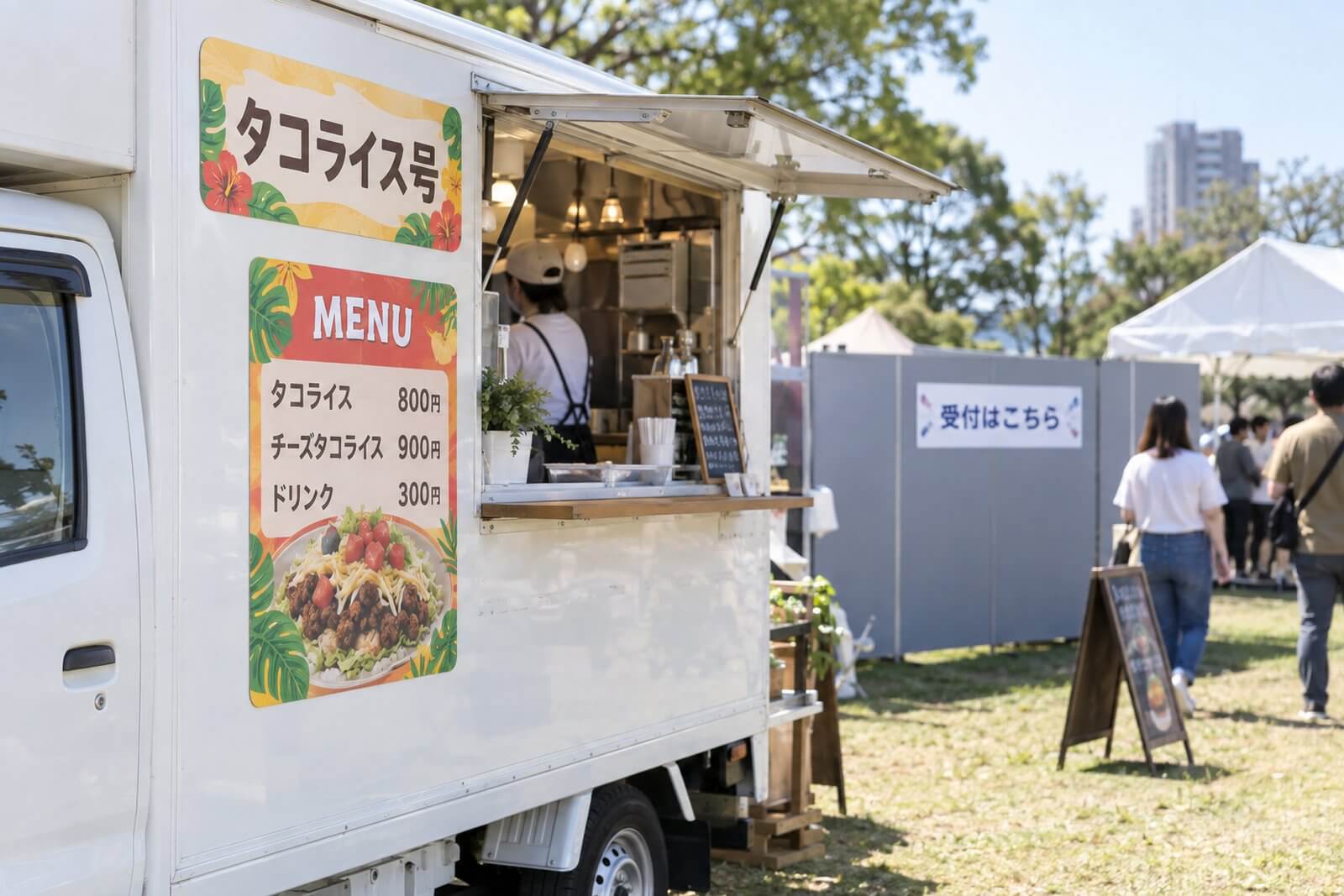 キッチンカーの側面に貼ったメニューのマグネット看板と、イベント会場のスチール製パーテーションに貼った受付案内のマグネット看板