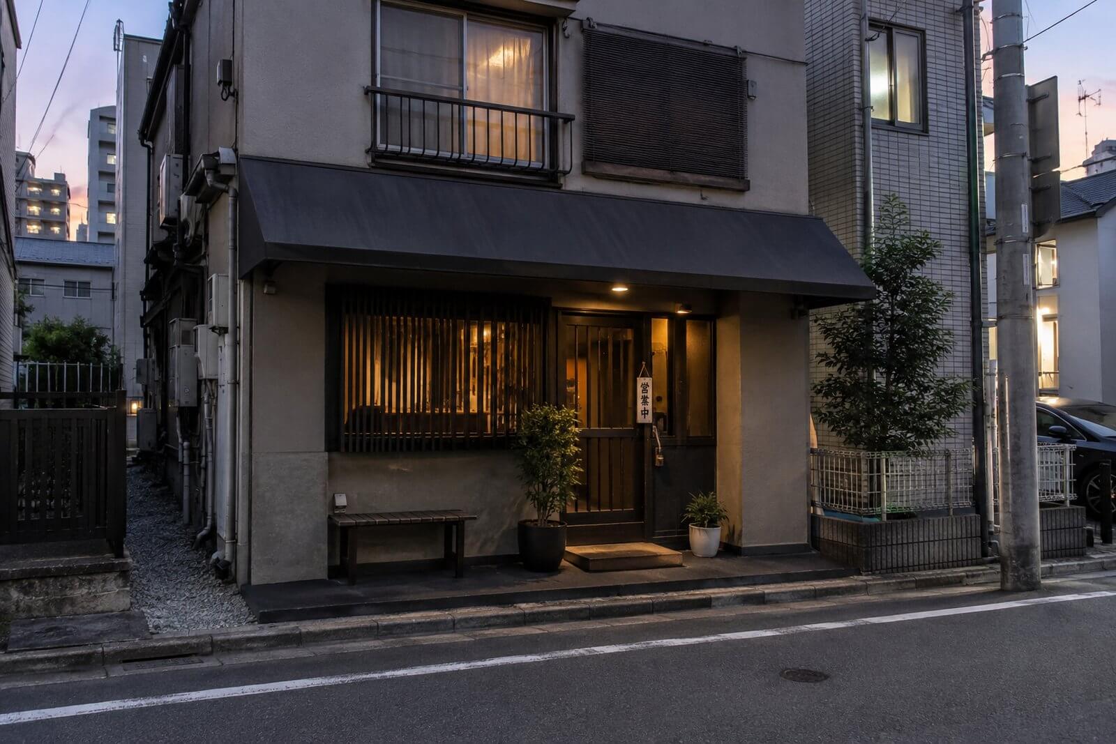 看板が少なく何のお店か分かりにくい夕方の店舗外観