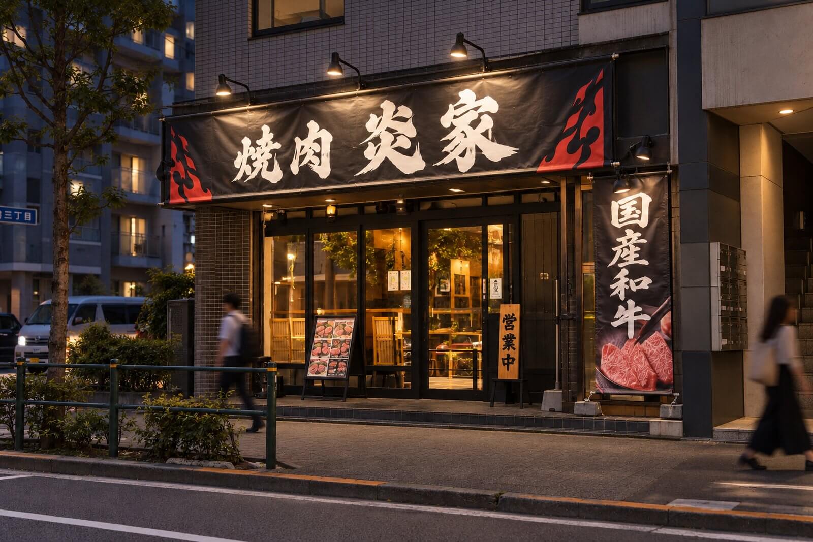 夜の焼肉店の店頭幕をLEDスポットライトが照らしている様子
