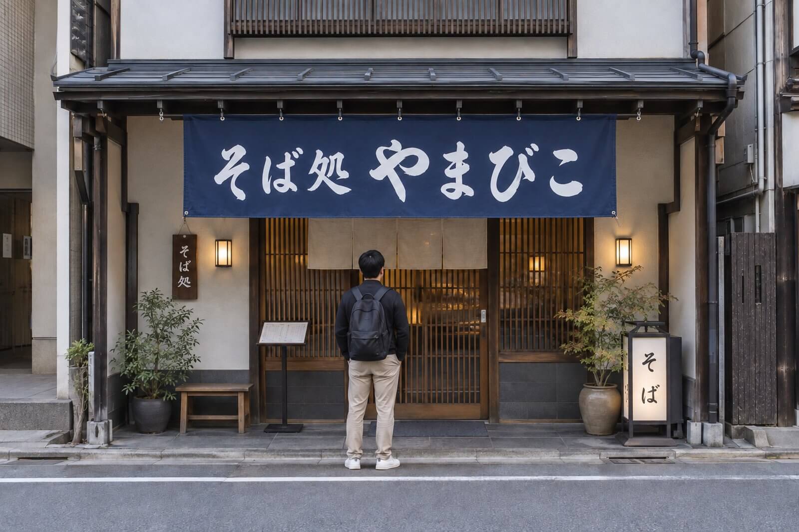 人物と比べたH900×W3600mmの軒下の横長店頭幕のサイズ感