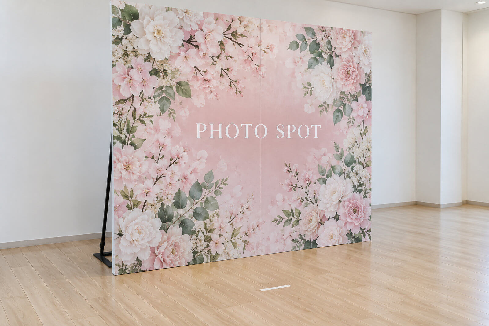 イベント会場のフォトブース。4×8のスチレンボードに花柄の印刷物を貼った背景パネル